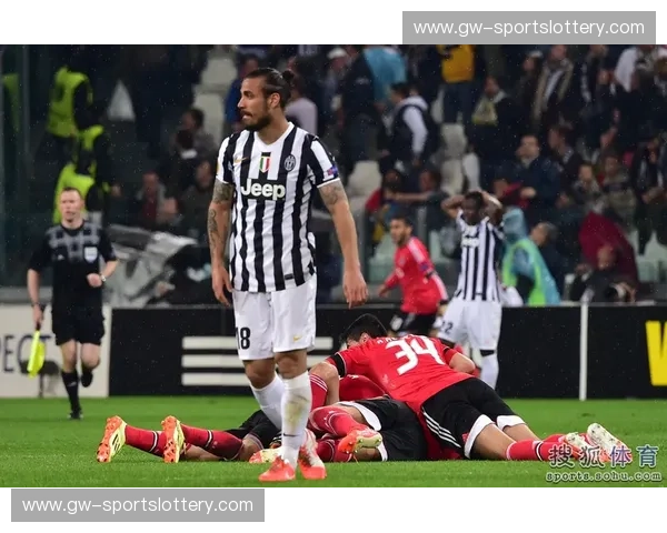 蓝血贵族与斑马图腾：当伯纳乌的月光照进都灵的黑夜